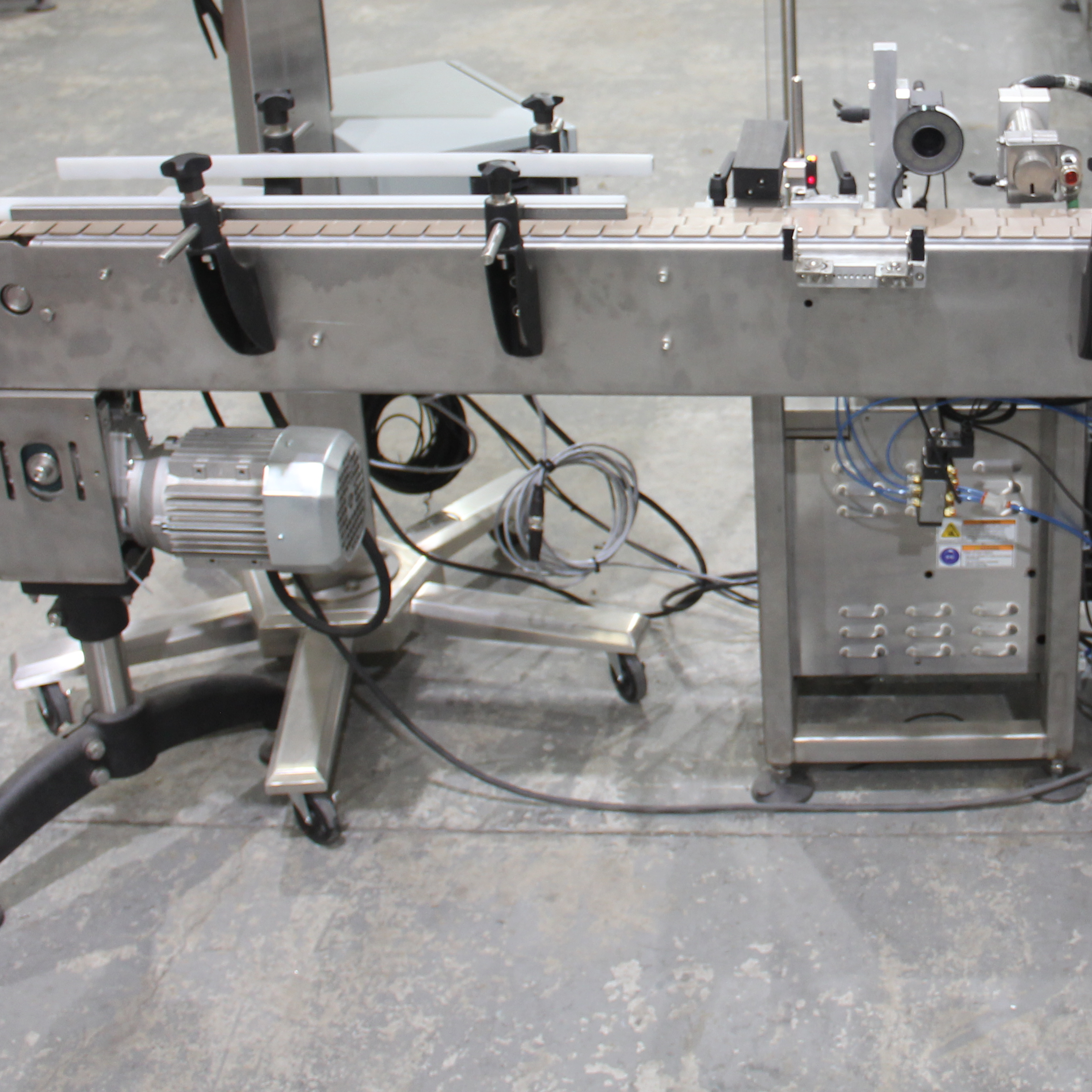 Automatic robotic cartoner machine for loading several different products