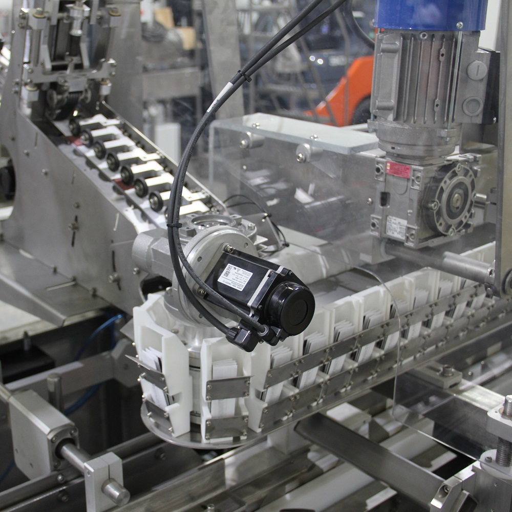 Automatic robotic cartoner machine for loading several different products