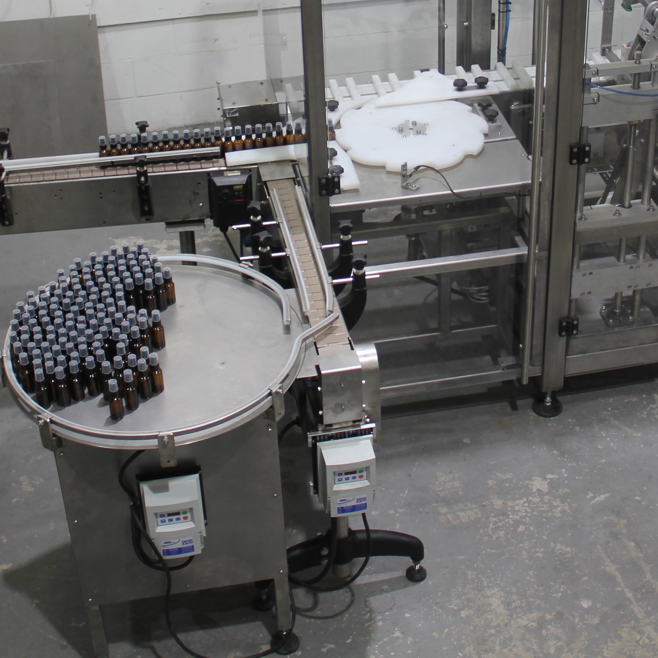 Automatic robotic cartoner machine for loading several different products