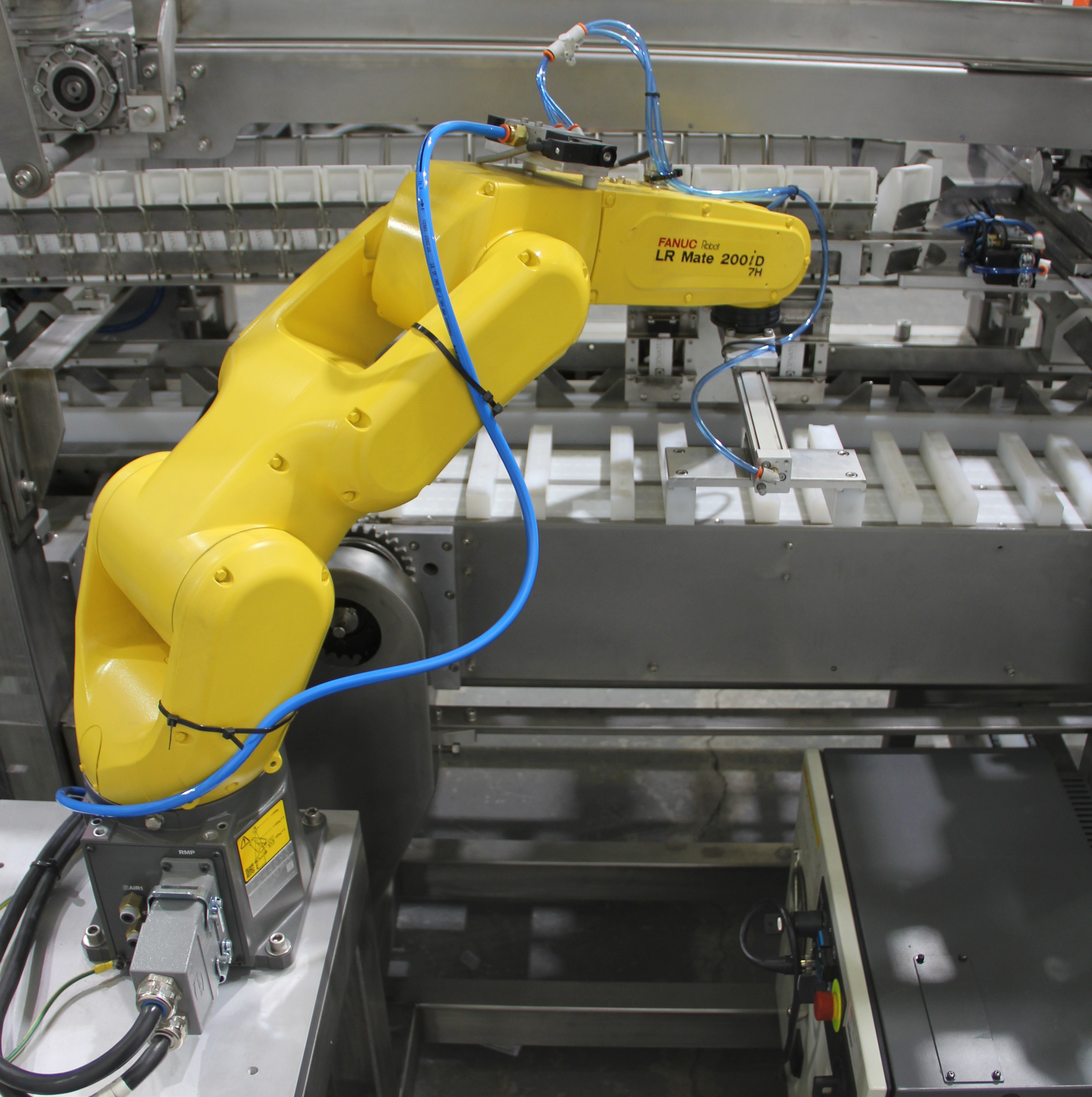 Automatic robotic cartoner machine for loading several different products