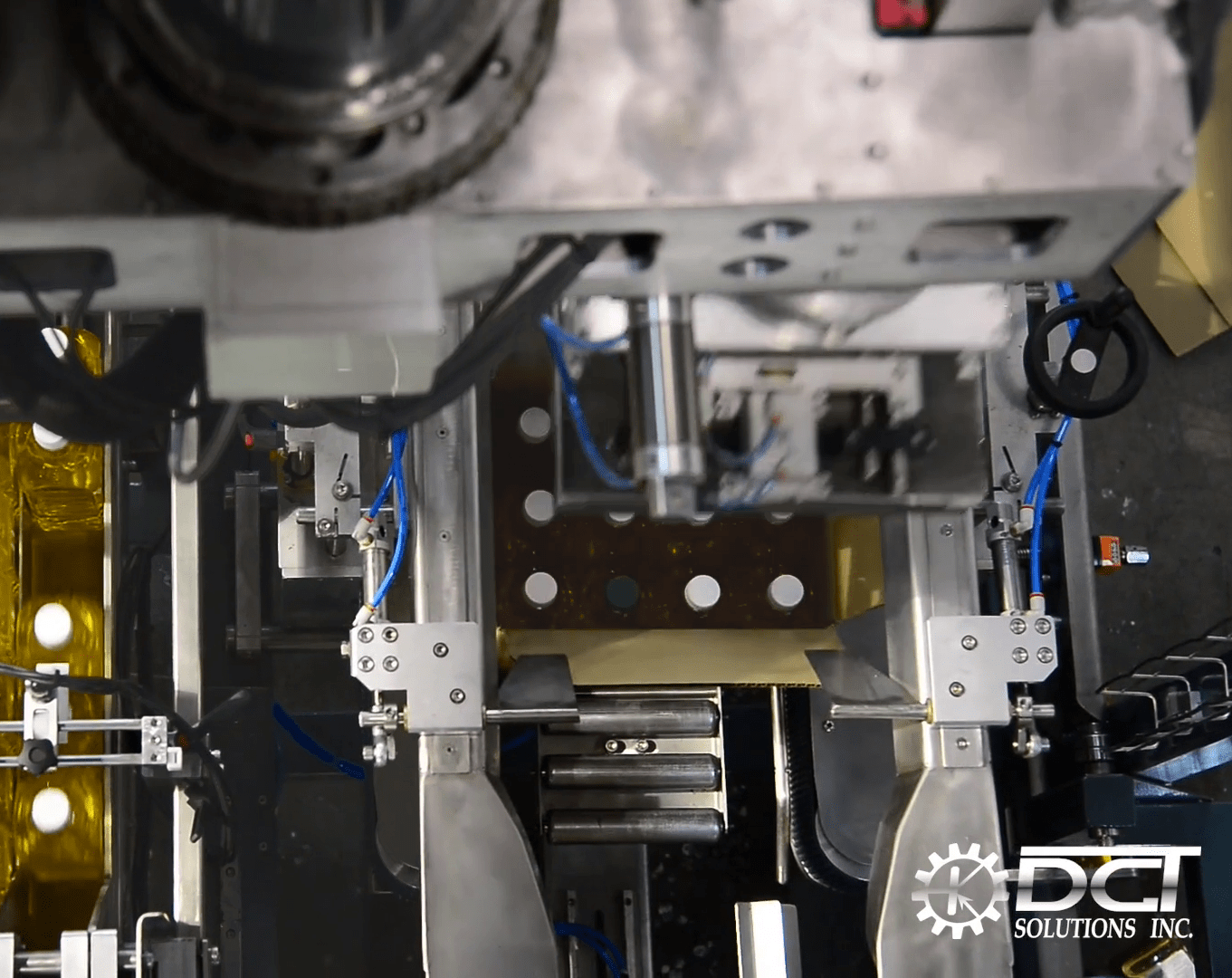 Automatic pick & place case packer for bottles