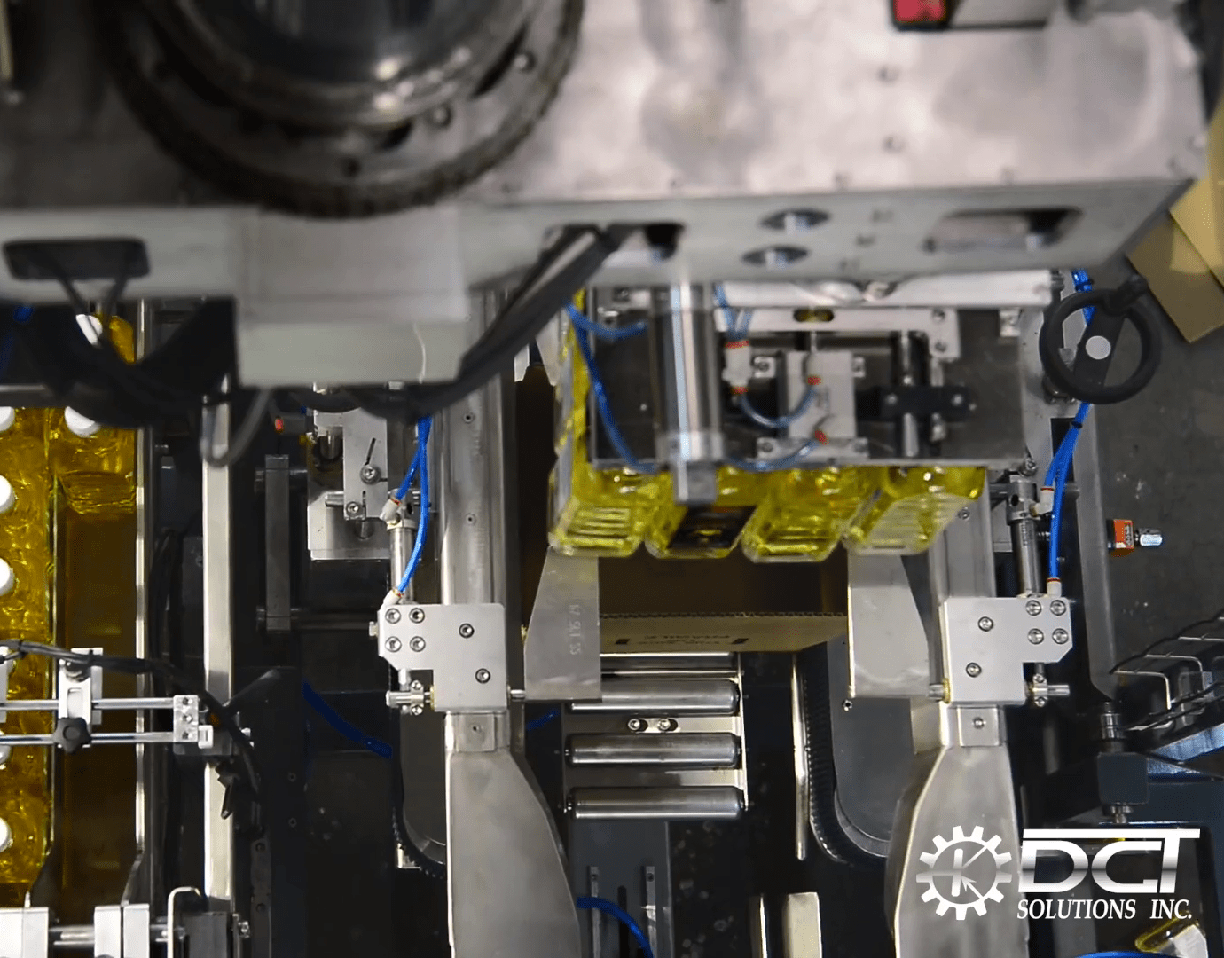 Automatic pick & place case packer for bottles