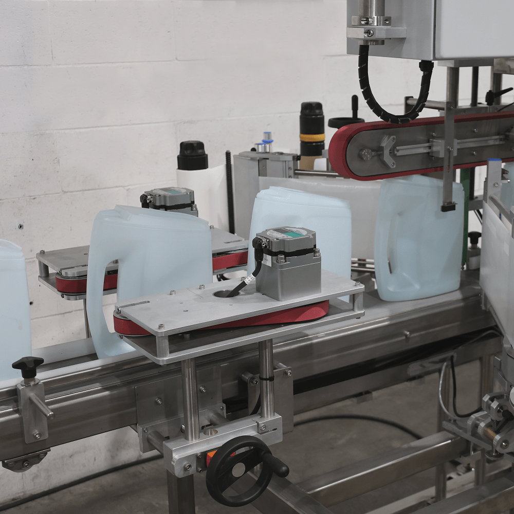 Front and back labeling machine