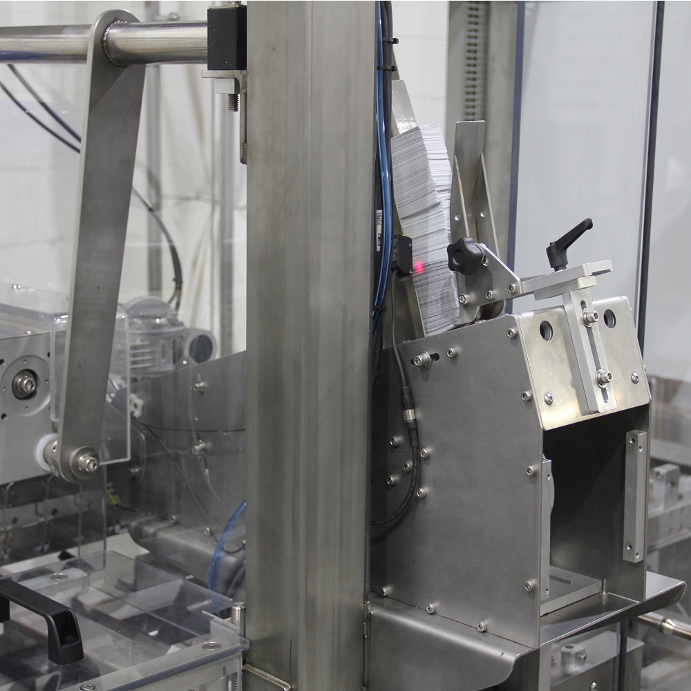 Automatic robotic cartoner machine for loading several different products